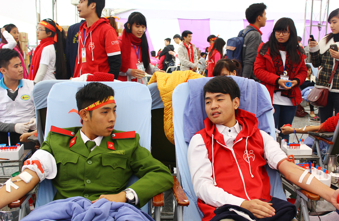 Some 3,000 people donate blood to mark National Volunteer Day